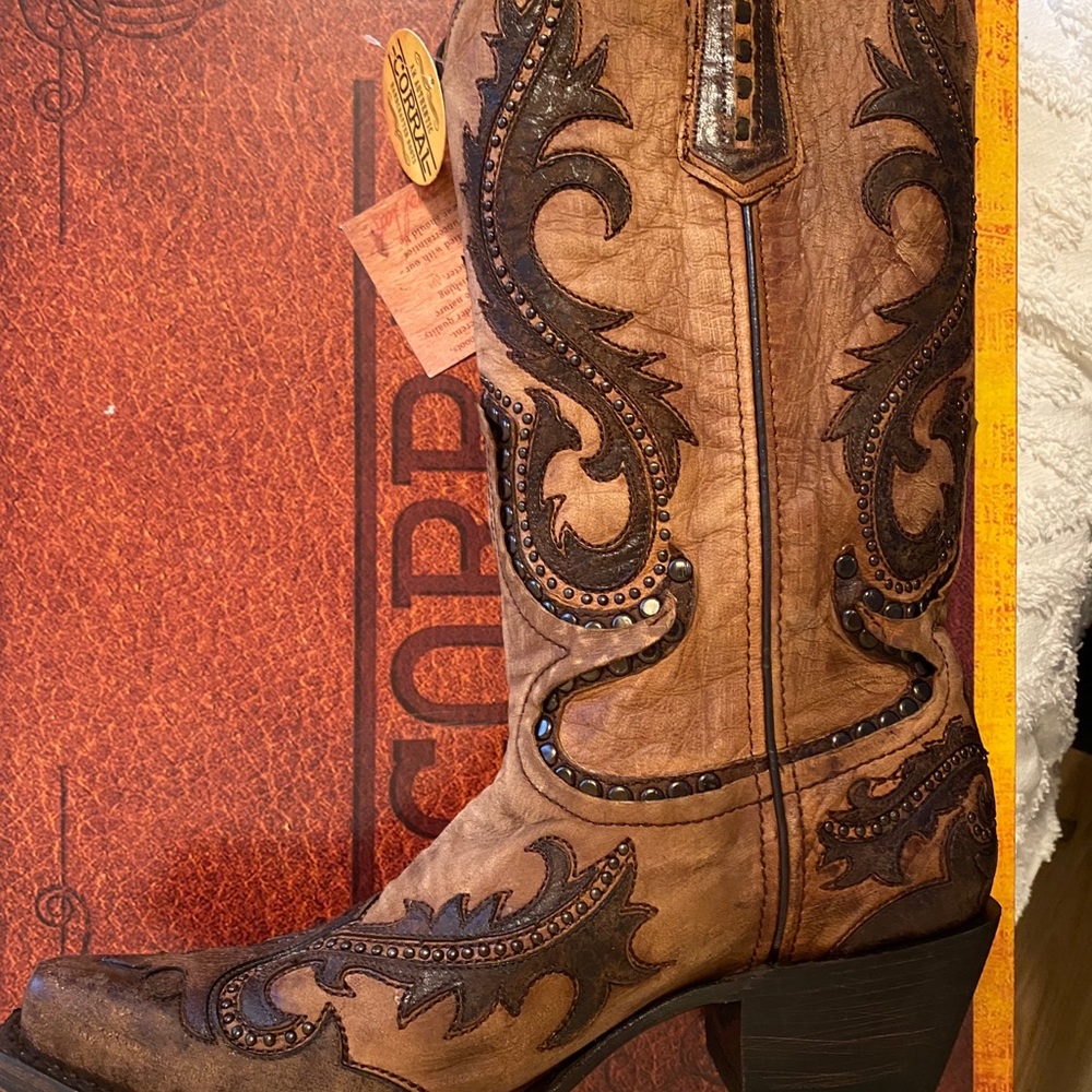 Size 8.5 women corral boots